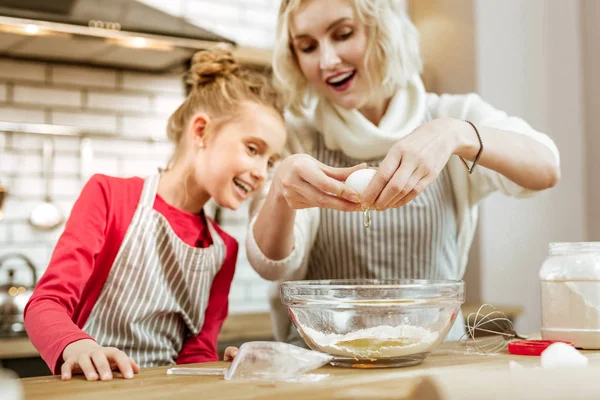 Glada inblandade mor visar separera äggulan från äggvita — Stockfoto