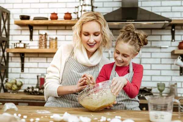 Uśmiechający się atrakcyjna kobieta jest szczęśliwa z córką gotowania — Zdjęcie stockowe