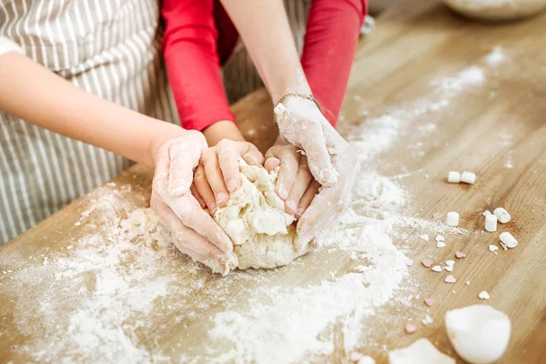 Piccolo bambino interessato abbracciare delicatamente pezzo di pasta non pronta — Foto Stock