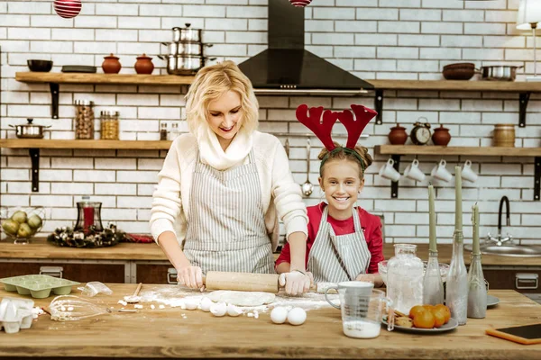 Fokussierte kurzhaarige Frau mit Nudelholz zum Teigformen — Stockfoto