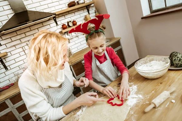 Uśmiechający się pozytywne małe dziecko w paski fartuch Nauka gotowania aspekty — Zdjęcie stockowe