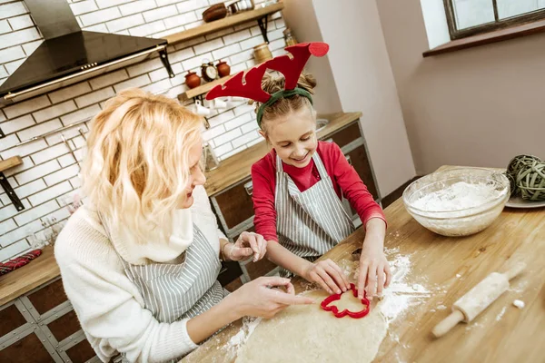 Petit enfant positif souriant dans un tablier rayé apprenant les aspects culinaires — Photo