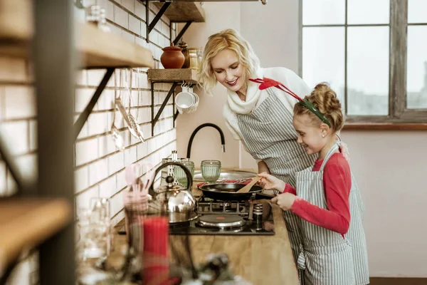 彼女の娘に準備ができてのクッキーを表示する短い髪の女性を輝かせてください。 — ストック写真