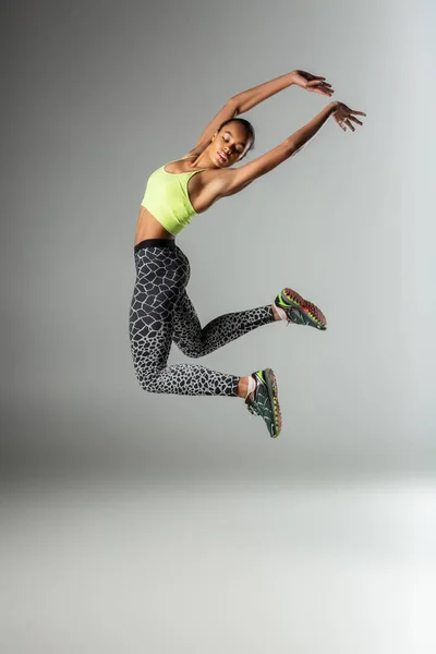 Serious dark-skinned female person demonstrating her jump — Stock Photo, Image