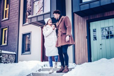 Kahve konuşmak yakışıklı erkeğini tutan mutlu kız