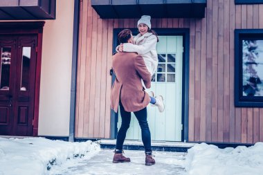 Eve girerken elinde güçlü koca bakan kadın