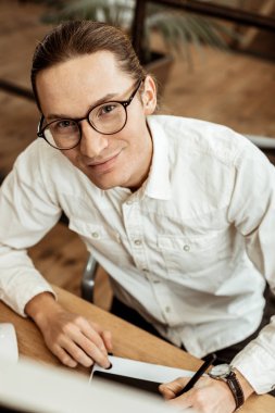 Sabit çalışan güzel bir adam Üstten Görünüm