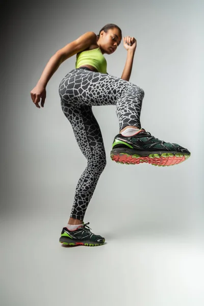 Jovem mulher fazendo seu exercício matinal — Fotografia de Stock