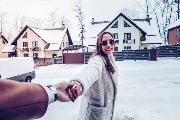 Moglie sentimento eccitato andando per incredibile inverno a piedi con il marito — Foto Stock
