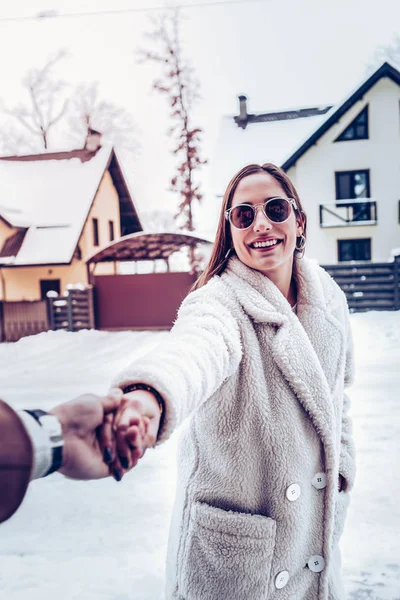 Donna con occhiali e cappotto che entra in casa con fidanzato — Foto Stock