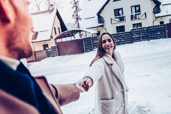 Ragazza dai capelli scuri sentirsi veramente felice godendo l'inverno — Foto Stock