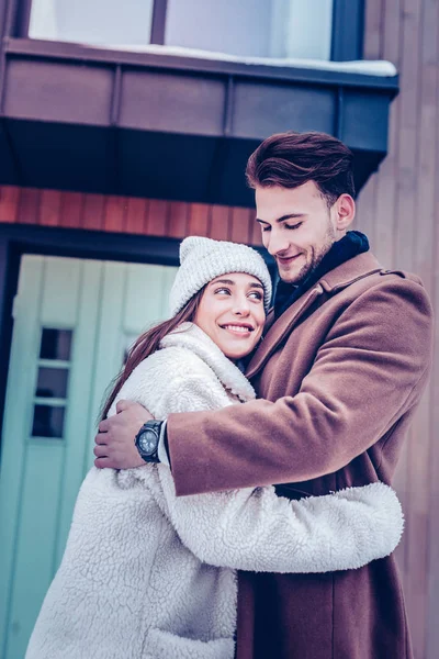 Marito dai capelli scuri che indossa un cappotto marrone amando molto la sua donna — Foto Stock