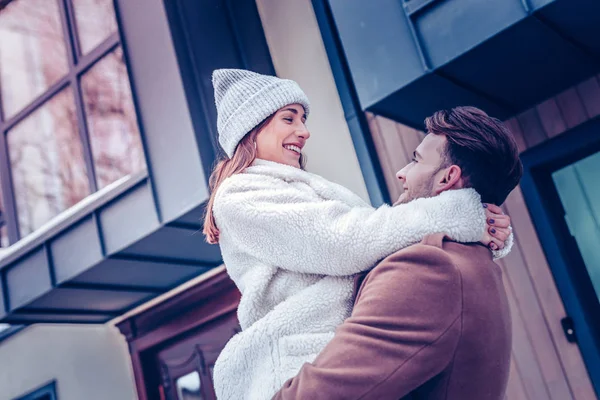 Fidanzata indossa caldo cappello invernale sensazione bella con il suo uomo — Foto Stock