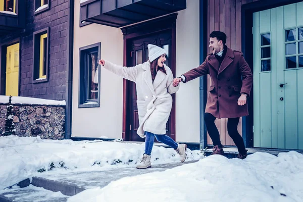 Sensazione di coppia eccitata prima della passeggiata invernale e godendo della neve — Foto Stock