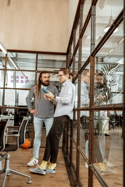 Gode unge menn diskuterer sine nye prosjekter – stockfoto