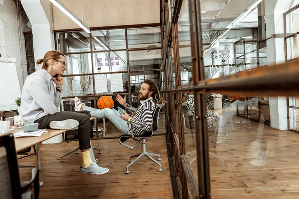 Nette entspannte junge Männer bei einem Gespräch — Stockfoto