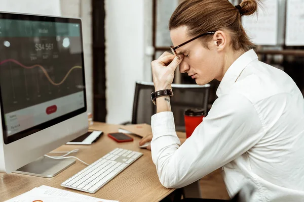 Agréable jeune homme se sentant fatigué du travail — Photo