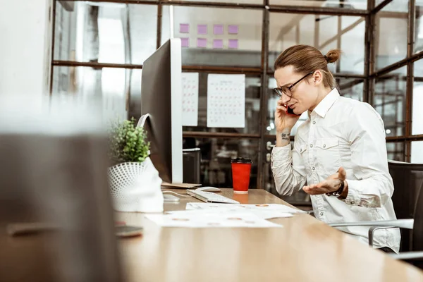 Netter emotionaler Mann im Gespräch mit einem Kunden — Stockfoto