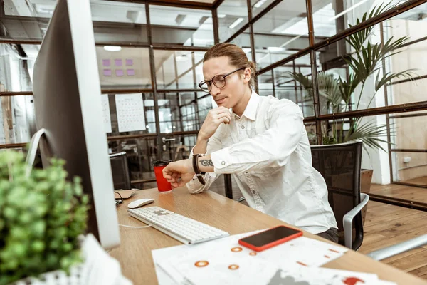 Příjemné bystrý mladý muž dotýká bradu — Stock fotografie