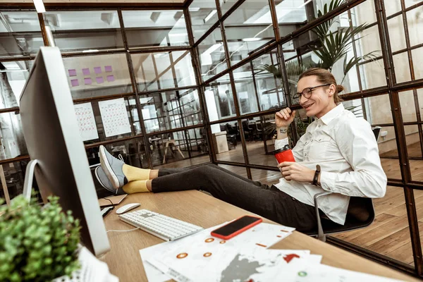 Positivo homem alegre segurando uma xícara de café — Fotografia de Stock