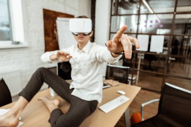 Seçici odak ekran dokunaklı bir erkek parmak