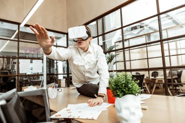 Güzel sarışın adam modern 3d gözlük