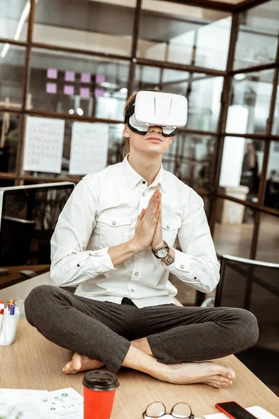 Przystojny człowiek spokojny, praktykowania jogi w wirtualnej rzeczywistości — Zdjęcie stockowe