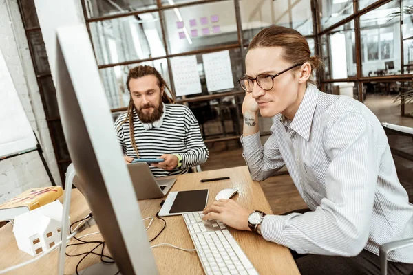 Hombre serio enfocado pensando en su trabajo — Foto de Stock