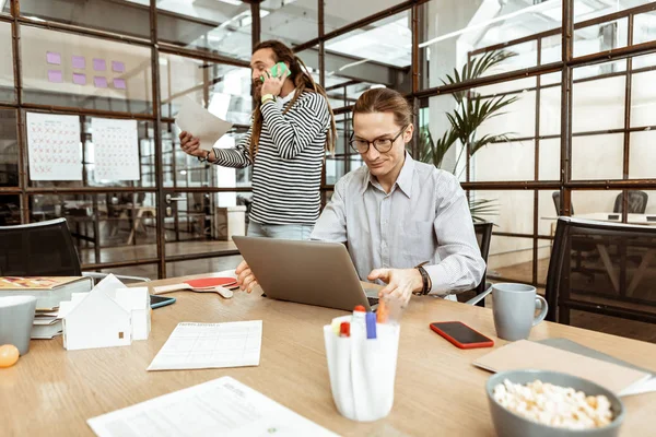 Buen joven tratando de concentrarse en el trabajo — Foto de Stock