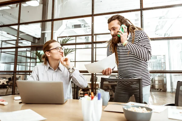 Buen hombre barbudo teniendo una conversación telefónica —  Fotos de Stock