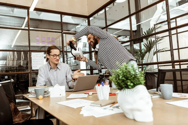 Hombre alegre deleitado mostrando gafas 3D modernas — Foto de Stock