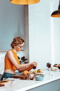 Güzel hoş genç kadın bir video kaydı