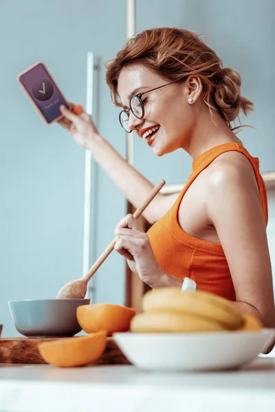 Mujer agradable positivo cocinar en la cocina —  Fotos de Stock