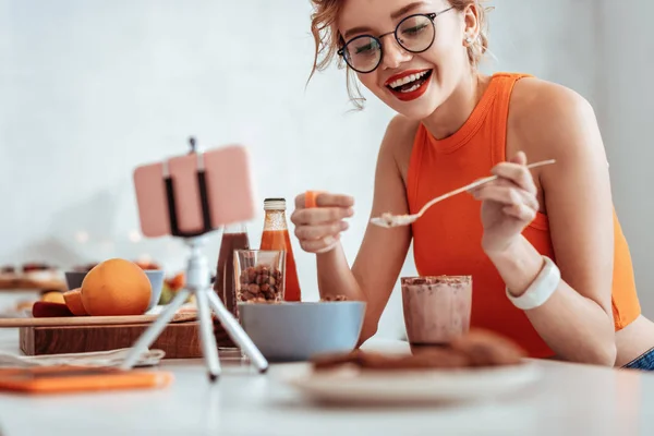 Mujer alegre deleitada disfrutando de su delicioso desayuno —  Fotos de Stock