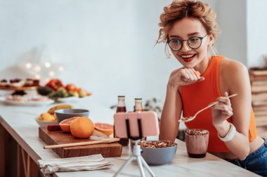 Onun izleyicilere gülümseyerek olumlu mutlu kadın