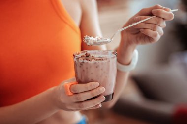Bir cam yoğurt müsli ile yakın çekim