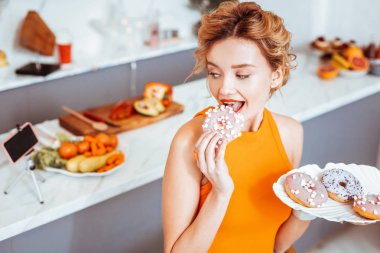 Tatlı çörek tatma neşeli güzel kadın