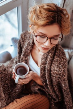 Güzel bir genç kadının gözlüklü Üstten Görünüm