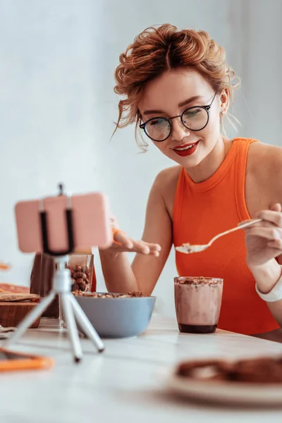 Mujer alegre agradable que trabaja como bloguera de alimentos — Foto de Stock