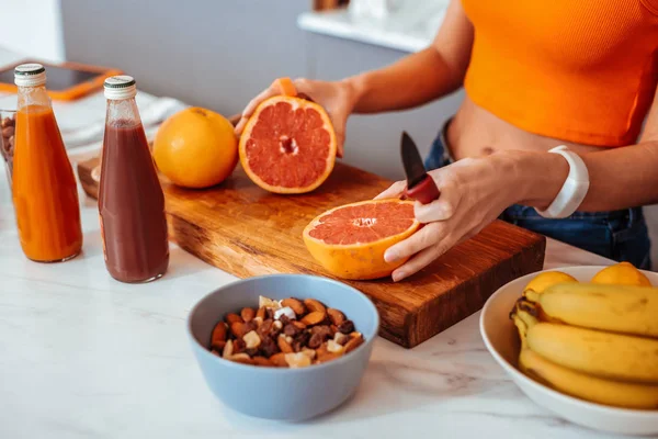 Primer plano de las mitades anaranjadas que yacen sobre la mesa — Foto de Stock