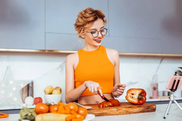 Mujer alegre deliciosa preparando una ensalada de verduras — Foto de Stock