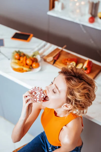 Ovanifrån av en glad trevlig kvinna äta — Stockfoto