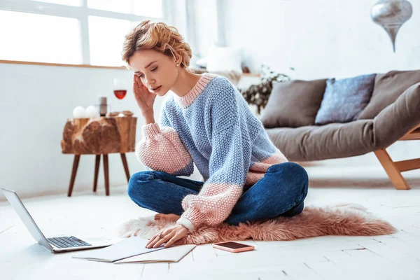 Nette kluge, angenehme Frau, die die Dokumente überprüft — Stockfoto