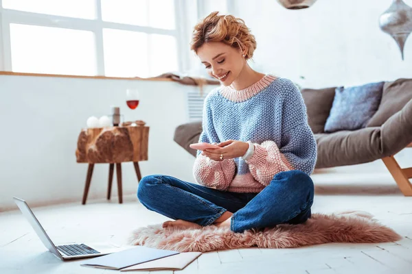 Vackra trevlig glad kvinna att skriva ett meddelande — Stockfoto