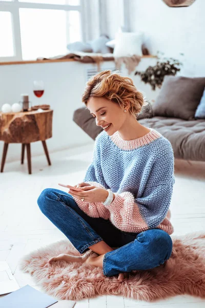 Mujer feliz agradable charlando en las redes sociales — Foto de Stock