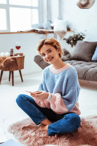 Encantada mujer agradable positivo sonriendo a usted — Foto de Stock