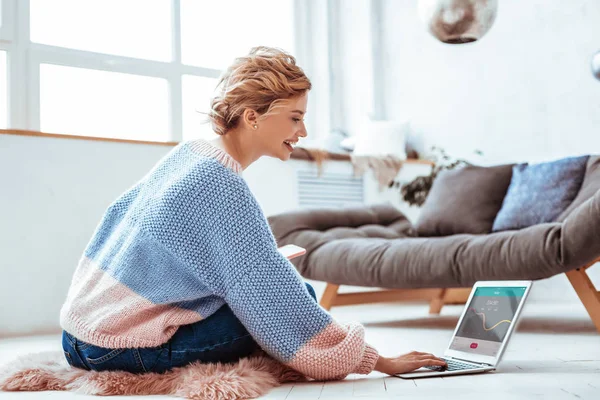 Mujer agradable positivo comprobar las estadísticas financieras — Foto de Stock