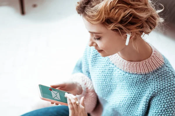 Agradable mujer positiva que recibe un nuevo mensaje — Foto de Stock