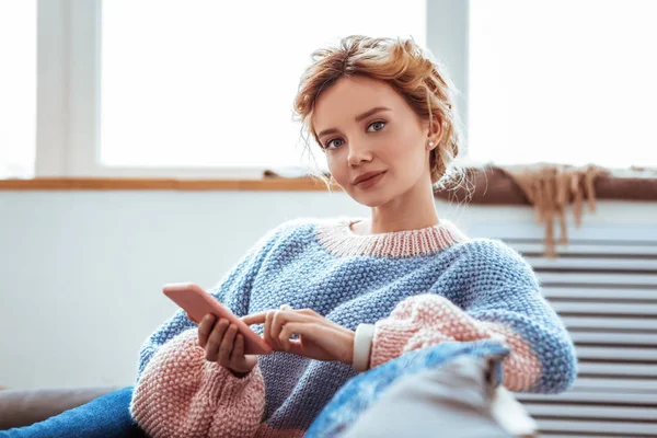 Mujer rubia joven seria mirándote — Foto de Stock