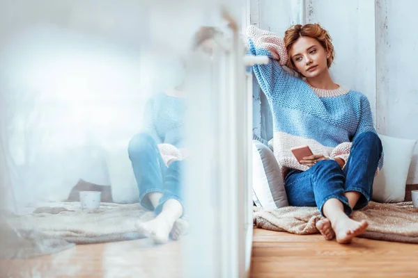 Triste joven esperando un mensaje — Foto de Stock